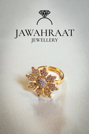 Gold ring featuring floral design and sparkling stones – classic and graceful look